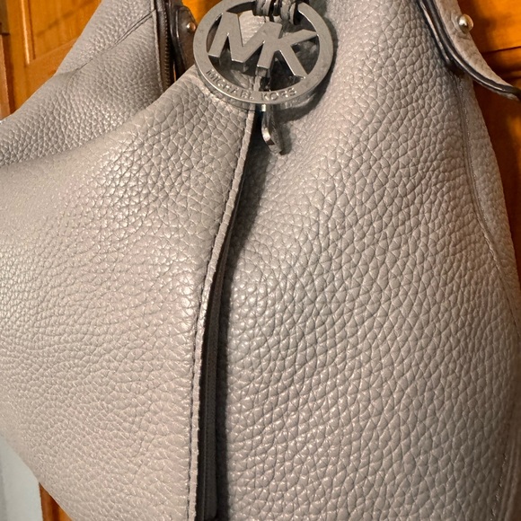 Micheal Kors Fulton Shoulder Tote in pearl Grey - Picture 6 of 7